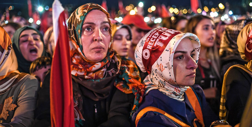 Women react as they read the names of those who died during the attempted coup on July 15 while they stand near the ‘July 15 Martyrs’ Bridge’ in Istanbul on July 15 (AFP photo)