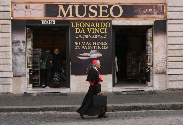 A cardinal walks past a museum on Leonardo Da Vinci in Rome on May 5, 2025 (AFP photo)