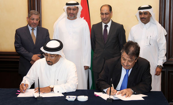 Director General of the National Electric Power Company Abdel Fattah Daradkeh and CEO of the GCC Interconnection Authority Ahmad Al Ibrahim sign a memorandum of understanding to join the Gulf countries’ power grid in Amman on Thursday (Petra photo)