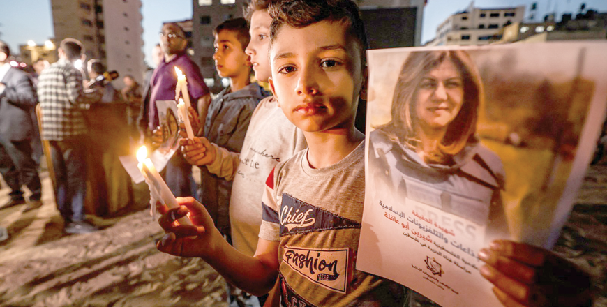 Children take part in a candlelight vigil to condemn the killing of veteran Al Jazeera journalist Shireen Abu Akleh, Gaza City, May 11 (AFP photo)