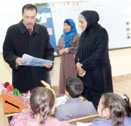 Minister of Education Tayseer Nueimi inspects educational procedures at an Amman school on Wednesday (Petra photo)