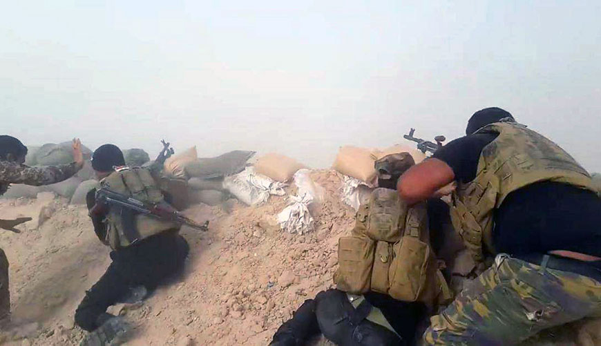 Iraqi anti-terrorism forces battle with Daesh militants as they defend their base outside Fallujah, 65km west of Baghdad, Iraq, on Friday (AP photo)