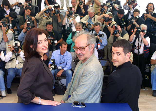 [From left] French actress Cecile Camp, Franco-Swiss director Jean-Luc Godard and French actor Bruno Putzulu pose at the Palais des Festivals during the photocall of ‘L’Eloge de l’Amour’ in Cannes, on May 15, 2001 (AFP photo by Jack Guez)