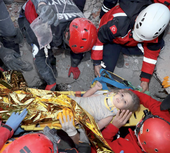 This handout photo released by the Turkish Disaster and Emergency Management Presidency  shows Rescue workers carrying a 3-year-old girl, Ayda Gezgin, out of the rubble of a collapsed building after an earthquake in the Aegean port city of Izmir, on Tuesday (AFP photo)