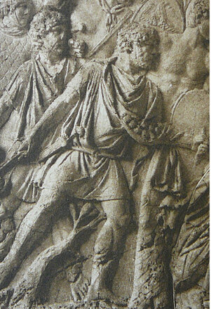  A Roman slinger depicted on the Trajan column (Photo of Wikipedia)