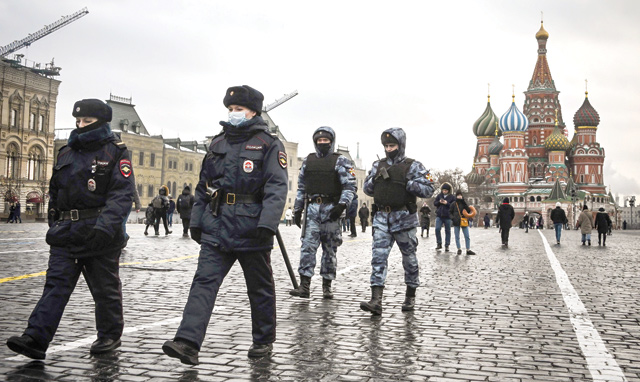 Police officers and the Russian National Guard (Rosgvardia) servicemen patrol on Red Square, in central Moscow, on Monday (AFP photo)