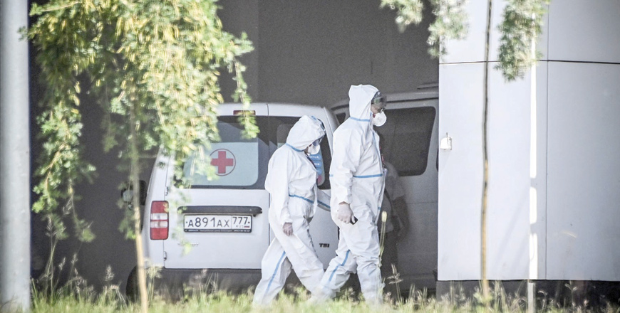 Medics walk in front of a hospital where patients infected with the COVID-19 coronavirus are being treated in the settlement of Kommunarka outside Moscow on Thursday (AFP photo)