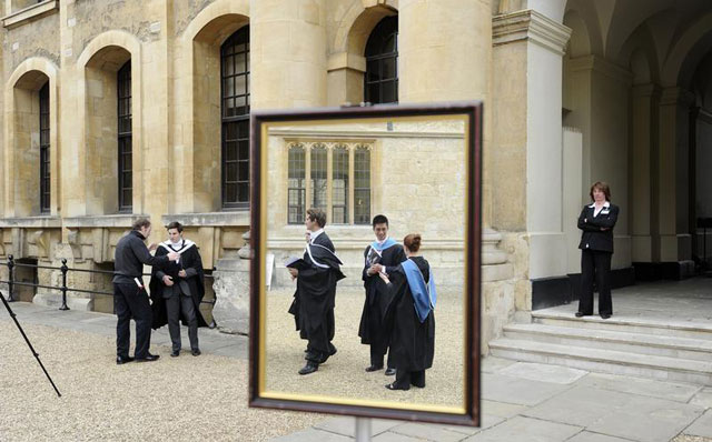 Graduates queue to have their photo taken after a graduation ceremony at Oxford University, Oxford, England, on May 28, 2011 (Reuters file photo)