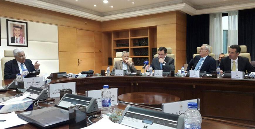 Prime Minister Abdullah Ensour addresses a meeting attended by chief editors of local dailies and several members of the Cabinet (JT photo)