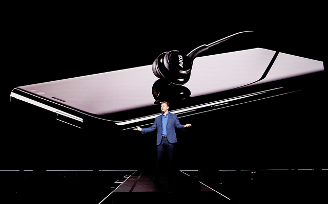 Justin Denison, Samsung senior vice president of Product Strategy, introduces the Galaxy S8 and S8+ smartphones during the Samsung Unpacked event in New York City, United States, on Wednesday  (Reuters photo)