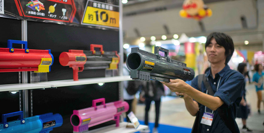 A man tries a water bomb launcher at the International Tokyo Toy Show in Tokyo on Thursday (AFP photo by Martin Bureau)