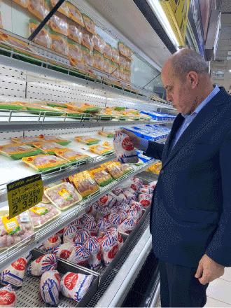 Minister of Industry, Trade and Supply and Minister of Labour Yousef Al Shamali during his tour of the local market on Saturday (Petra photo)