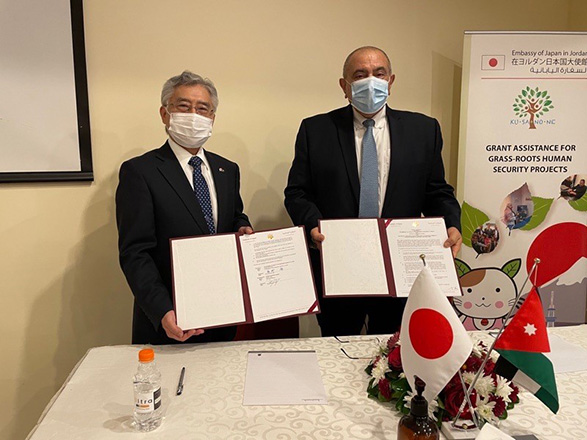  Japan’s Ambassador to Jordan Shimazaki Kaoru and UPA Executive Director Saleem Zaru pose for a photo during the signing ceremony on Wednesday (Photo courtesy of Japanese embassy)