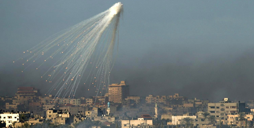 Smoke from Israeli incendiary munitions is pictured over the Gaza City seaport  (AFP photo)