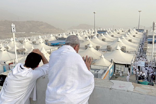 Syrian Muslim pilgrims recite prayers upon arrival in Mina, near Islam's holy city of Mecca, on Monday during the annual Hajj pilgrimage (AFP photo)