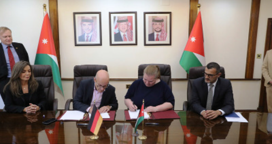 Minister of Planning and International Cooperation Zeina Toukan and German Development Bank Country Director Jordan Mark Schwiete sign a soft loan agreement (Photo courtesy of Ministry of Planning and International Cooperation)