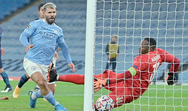 Manchester City’s Argentinian striker Sergio Aguero (left) scores his team’s second goal during the UEFA Champions League 1st round day 6 group C football match between Manchester City and Marseille at the Etihad Stadium in Manchester, north west England, on Wednesday (AFP photo)