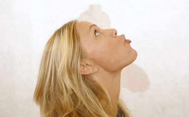  Yoga teacher Annelise Hagen demonstrates a facial muscle stretch that is part of her face intensive yoga teachings in New York on August 31, 2007 (Reuters photo by Lucas Jackson)