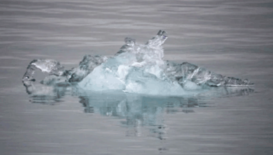 An ice block drifts after breaking away from the Nordenskiold glacier, near Pyramiden, in Svalbard, a northern Norwegian archipelago on September 21, 2021 (AFP photo)