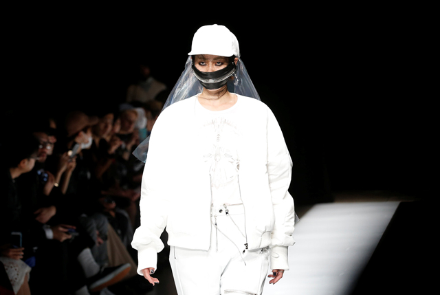  A model presents creation of ACUOD by CHANU from their Autumn/Winter 2017 collection during Tokyo Fashion Week in Tokyo, Japan, on Wednesday (Reuters photo by Kim Kyung-Hoon)