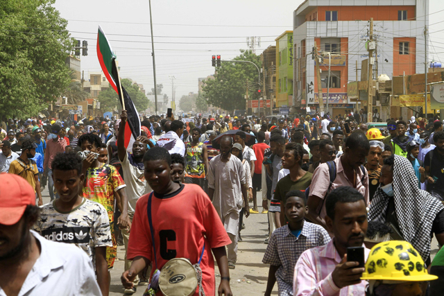 Sudanese demonstrators take to the streets of the capital Khartoum on May 19, 2022, calling for civilian rule and denouncing the military administration (AFP photo)
