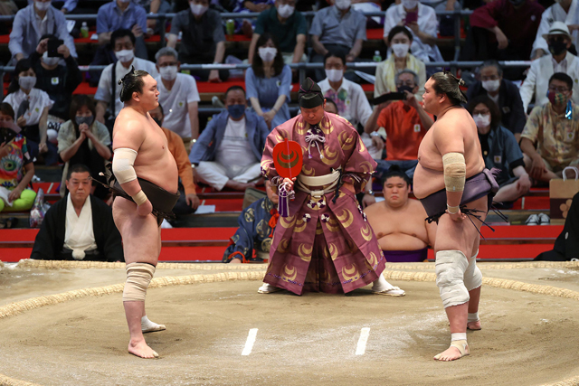 Mongolian-born sumo wrestlers Hakuho (left) and Terunofuji before their fight at the Grand Sumo Tournament in Nagoya, Aichi Prefecture, on July 18 (AFP photo)
