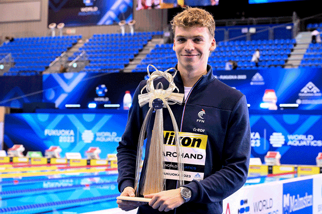 France’s Leon Marchand poses with the best male swimmer award during the swimming event at the World Aquatics Championships in Fukuoka, Japan, on Sunday (AFP photo by Yuichi Yamazaki)