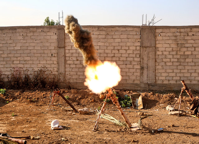 Opposition forces fire a mortar during a clash after governament forces reportedly hit an opposition-controlled Jobar neighbourhood in Damascus, Syria, on Wednesday (Anadolu Agency photo)