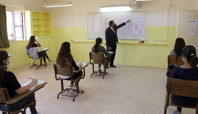 Education Minister Tayseer Nuaimi tours a Tawjihi hall at a school for girls in Amman on Wednesday  (Petra photo)