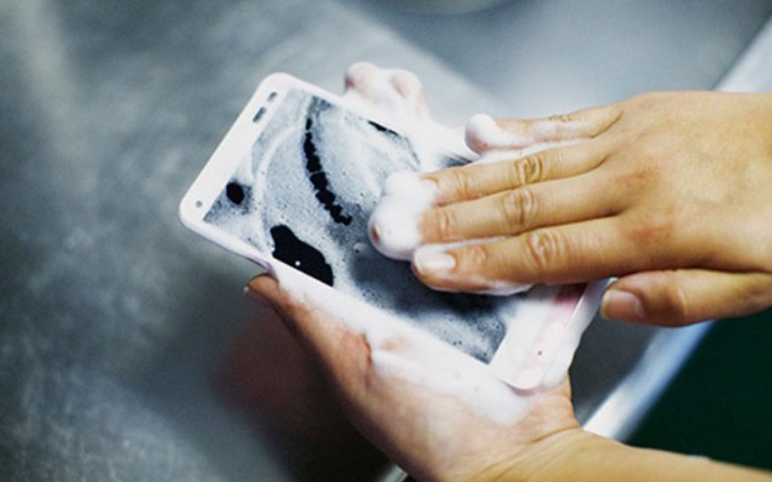  Kyocera’s washable Digno Rafre mobile (Photo courtesy of KDDI)