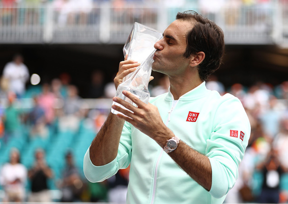 Roger Federer of Switzerland kisses with the winner’s trophy after winning the Men’s Final match of the Miami Open in Miami, Florida, on Sunday (AFP photo by Al Bello)