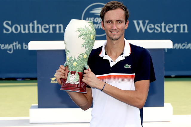 Daniil Medvedev of Russia poses after defeating David Goffin of Belgium at the men’s final of the Cincinnati Masters in Mason, Ohio, on Sunday (AFP photo by Matthew Stockman)