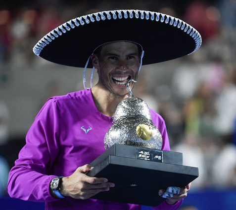 Spain’s Rafael Nadal wears a traditional Mexican mariachi hat while holding the winning trophy at the Mexico ATP Open men’s single final in Acapulco, Mexico, on Saturday (AFP photo by Pedro Pardo)