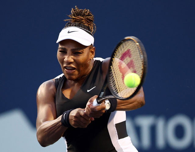 Serena Williams of the US returns a shot against Belinda Bencic of Switzerland at the WTA Toronto Masters in Toronto, Canada, on Wednesday  (AFP photo by Vaughn Ridley)