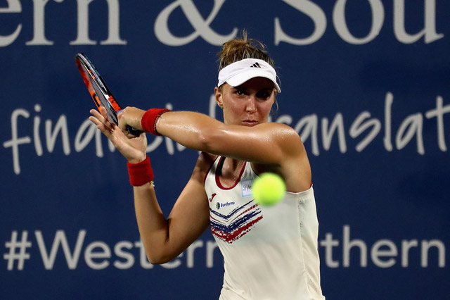 Garbine Muguruza of Spain returns a shot to Beatriz Haddad Maia of Brazil during the Western and Southern Open on Tuesday in Mason, Ohio (AFP photo by Rob Carr)