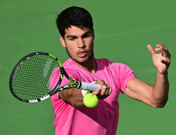 Spaniard Carlos Alcaraz hits a forehand return (AFP photo)