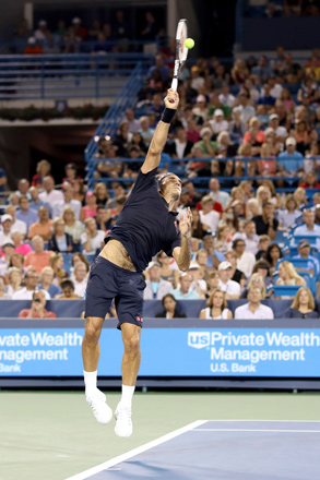 Roger Federer of Switzerland serves to Stan Wawrinka of Switzerland during Day 7 of the Cincinnati Masters in Mason, Ohio, on Friday (AFP photo by Rob Carr)