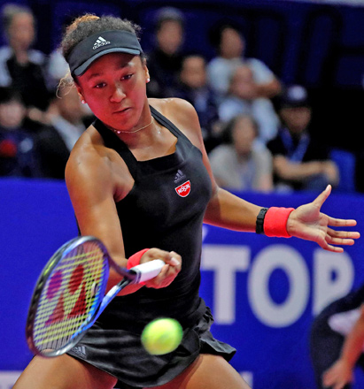 Naomi Osaka of Japan returns a ball to Camila Giorgi of Italy in their Pan Pacific Open Women’s Singles semifinal match in Tokyo, Japan, on Saturday  (Reuters photo by Toru Hanai)