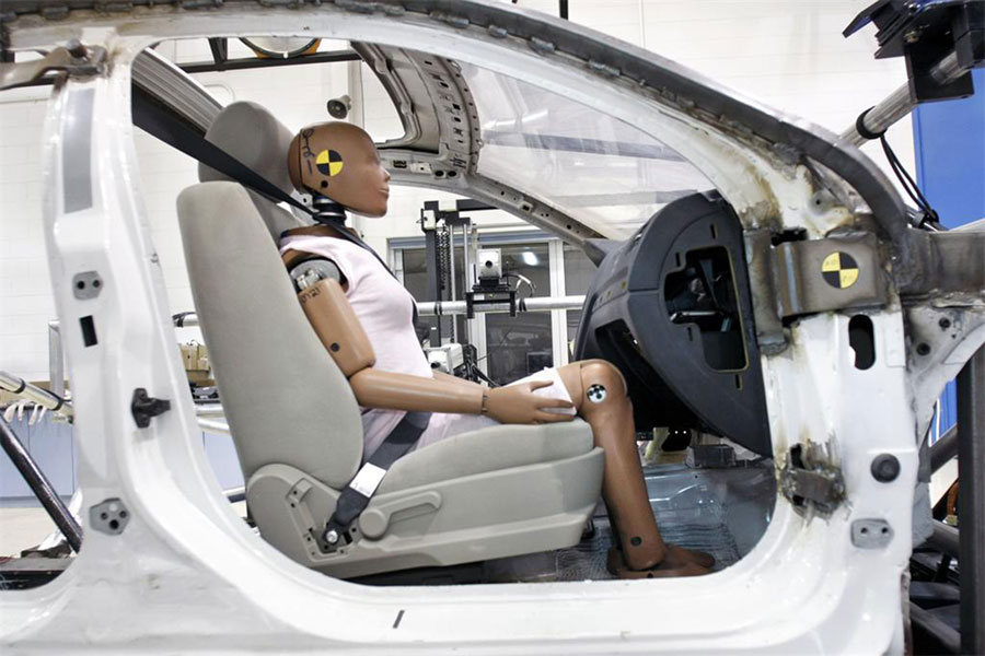 Takata airbag dummy crash test (AFP photo by Bill Pugliano)