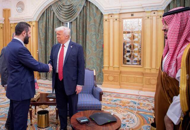A handout picture provided by the Saudi Royal Palace shows Saudi Crown Prince Mohammed bin Salman (R) watching as US President Donald Trump (C) shakes hands with Syria's interim president Ahmed Al Sharaa in Riyadh on May 14, 2025 (AFP photo)