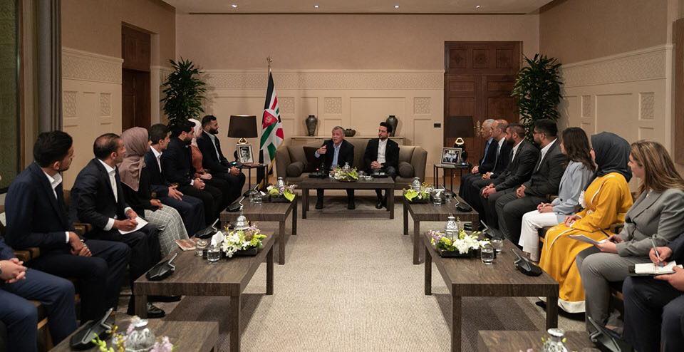 His Majesty King Abdullah on Sunday evening meets with a group of young Jordanians at Al Husseiniya Palace, in the presence of HRH Crown Prince Hussein, where he stressed the need to adopt the youth’s ideas and to encourage their political engagement (Photo courtesy of Royal Court)