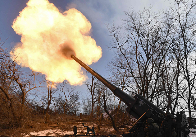 Ukrainian servicemen of the 43 Artillery Brigade fire a 2S7 Pion self-propelled cannon toward Russian positions, at a front line in the Donetsk region, on Saturday (AFP photo)