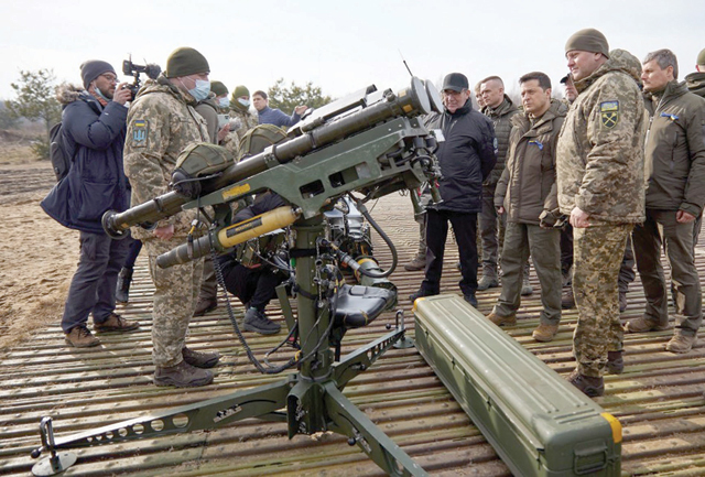 This handout photo taken and released by the Ukrainian defence ministry on Wednsday, shows Ukrainian President Volodymyr Zelensky (second right) listening to explanations during a military drill outside the city of Rivne, northern Ukraine (AFP photo)