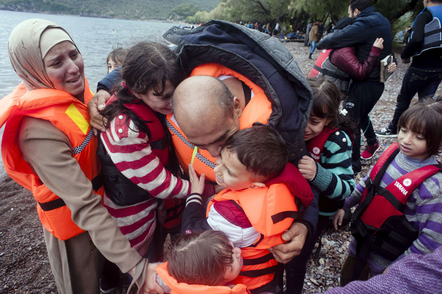 Migrants and refugees arrive on Kagia beach near the village of Sykamia, west of the port of Mytilene, on the Greek island of Lesbos after crossing the Aegean Sea from Turkey on Wednesday (AFP photo)