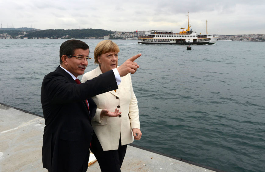 Turkish Prime Minister Ahmet Davutoglu (left) and German Chancellor Angela Merkel during their meeting in Istanbul, Turkey, on Sunday (Reuters photo)