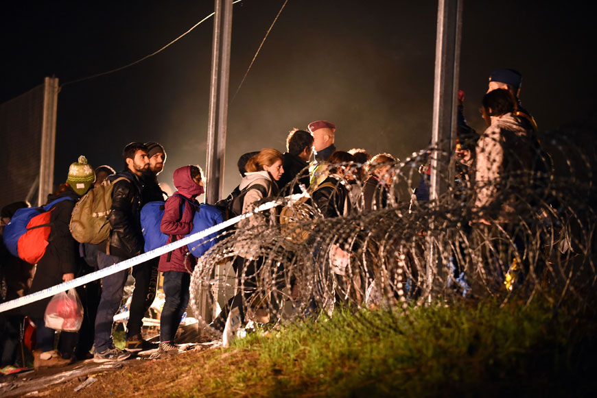 Migrants arriving from Tovarnik cross the border to Hungary before Hungarian police and soldiers closed the border with barbed wire in Botovo on Friday (AFP photo)