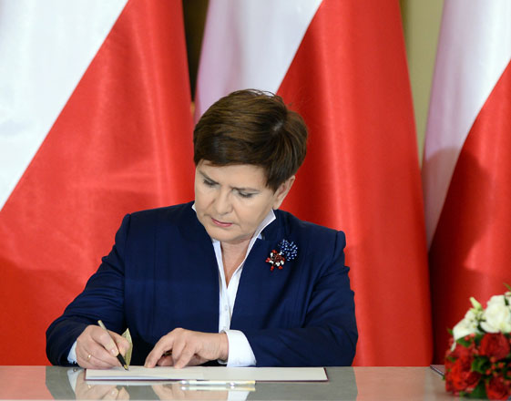 Beata Szydlo signs her letter of appointment as she is sworn in as new Polish prime minister during a ceremony for the new conservative Cabinet at the Presidential Palace in Warsaw, on Monday (AFP photo)