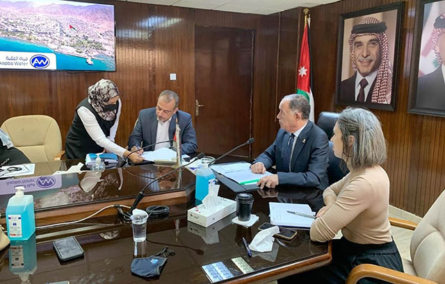 WAJ Secretary General Bashar Batayneh, in the presence of Water Minister Mohammad Najjar, signs an agreement worth $11 million meant to reduce water loss in Maan at the Ministry of Water and Irrigation on Thursday (Petra photo)