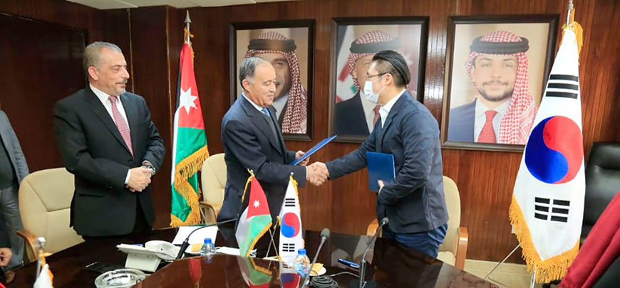 Water Minister Mohammad Al Najjar and Country Director of the KOICA Jordan Office SEO Dong Sung during the signing ceremony of an agreement on Wednesday (Petra photo)
