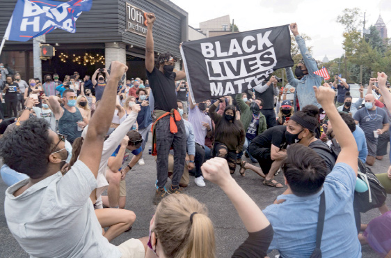 Supporters of Joe Biden celebrate at the famous rainbow intersection on Saturday in Atlanta, Georgia  (AFP photo)